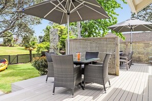 Outdoor dining - Hosts on the Coast Sun Kissed Family Fun (Pauanui)