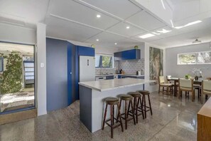 Réfrigérateur, un four, surface de cuisson, lave-vaisselle