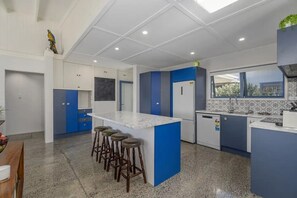 Microwave, oven, stovetop, dishwasher - Hosts on the Coast Seaview Oasis (Hahei)