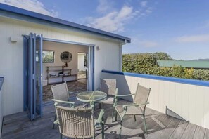 Outdoor dining - Hosts on the Coast Seaview Oasis (Hahei)