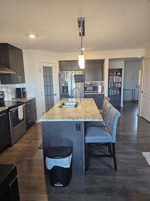 Private kitchen - Cozy Home for Relaxation in a Quiet Neighborhood  (Edmonton)