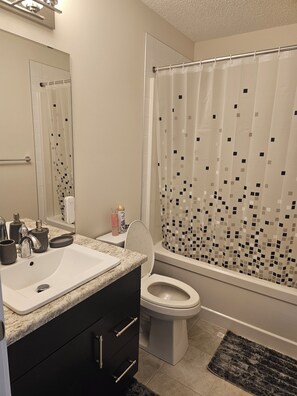 Hair dryer, towels, soap, toilet paper - Cozy Home for Relaxation in a Quiet Neighborhood  (Edmonton)