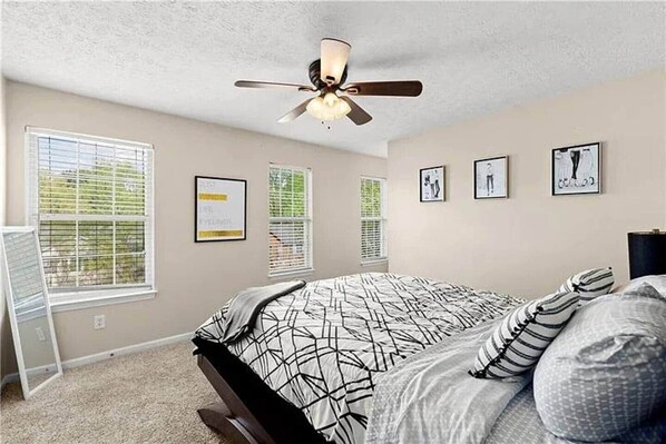 3 chambres, fer et planche à repasser, Wi-Fi, draps fournis