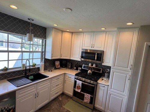 Spacious Family friendly home across from Lake Jackson, near downtown Sebring.