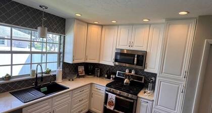 Spacious Family friendly home across from Lake Jackson, near downtown Sebring.