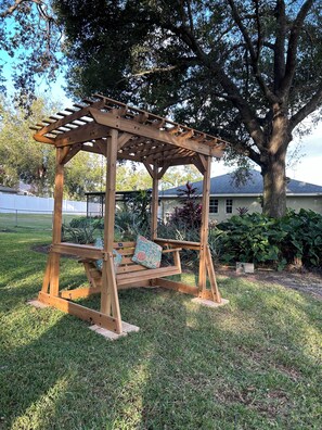 Property grounds - Spacious Family friendly home across from Lake Jackson, near downtown Sebring. (Sebring)