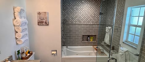 Dusche, Whirlpool, Haartrockner, HandtĂŒcher