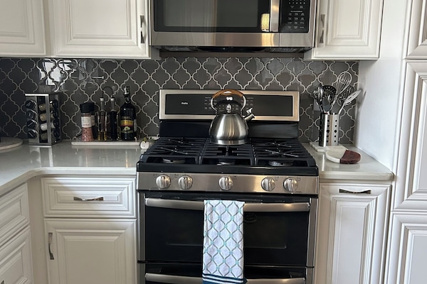 Refrigerador, microondas, horno y parrilla de estufa