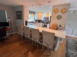 Fridge, microwave, oven, stovetop - Spacious Family friendly home across from Lake Jackson, near downtown Sebring. (Sebring)