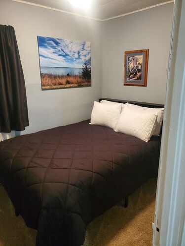 Cozy 2-bedroom house in Alma with WiFi, AC close to Harlan Lake and hunting.