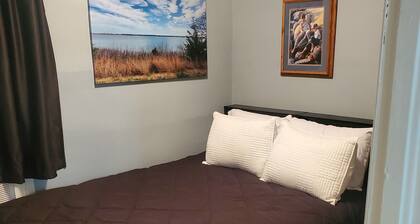 Cozy 2-bedroom house in Alma with WiFi, AC close to Harlan Lake and hunting.