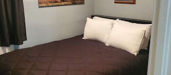 Cozy 2-bedroom house in Alma with WiFi, AC close to Harlan Lake and hunting.