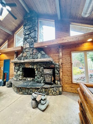 Interior - Private Country Paradise with Beautiful Indoor Pool and Spa. PET FRIENDLY (Cave Junction)