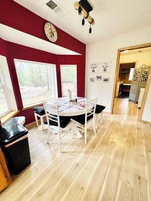 Dining - Private Country Paradise with Beautiful Indoor Pool and Spa. PET FRIENDLY (Cave Junction)