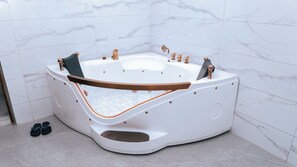 シャワー、タオル、トイレットペーパー