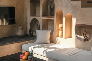 Biệt thự Junior, quang cảnh hồ bơi | Khu phòng khách | TV màn hình phẳng 50-inch có truyền hình cáp