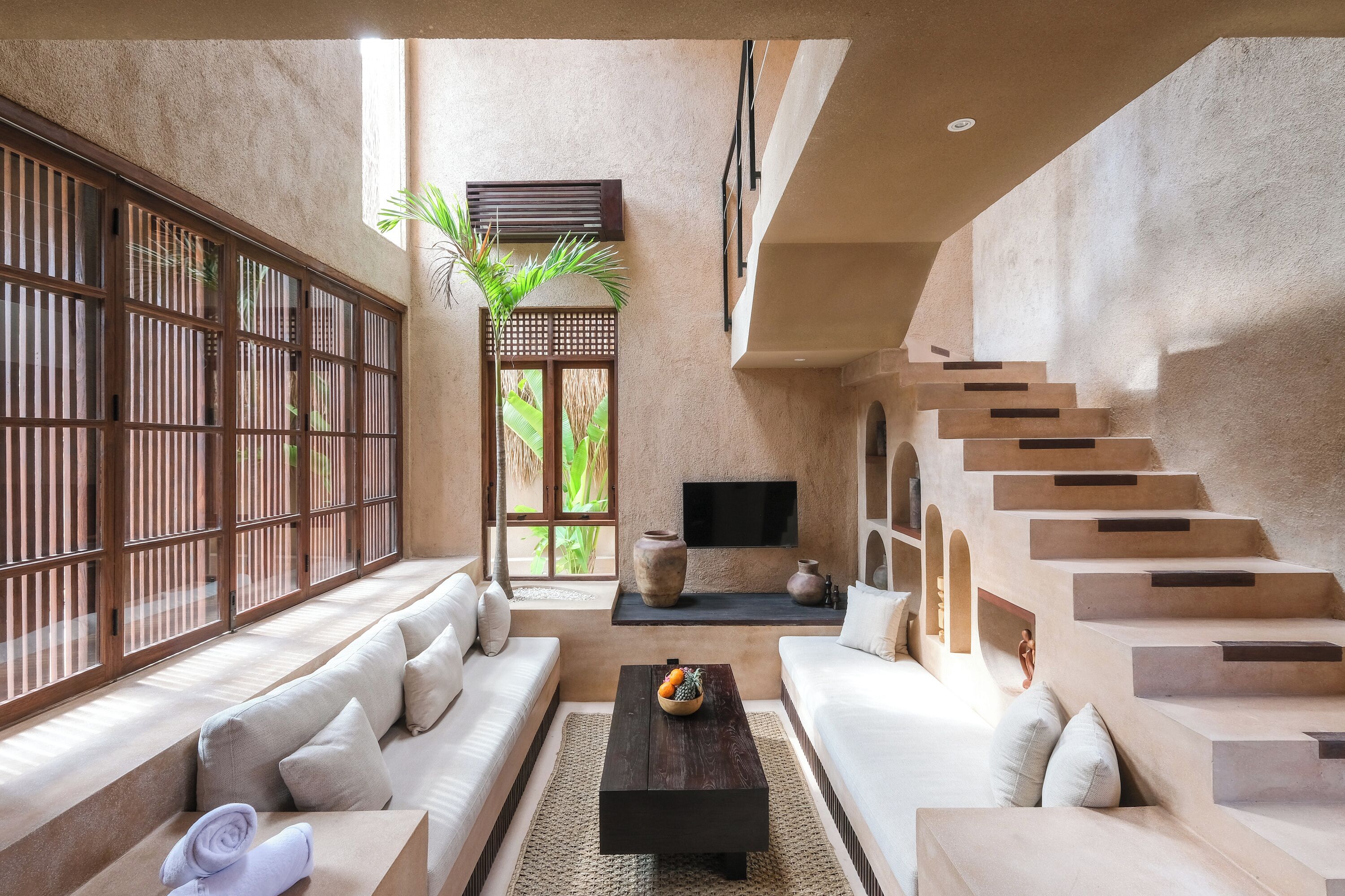 Junior-huvila, näköala uima-altaalle | Oleskelualue | 50–tuumainen taulutelevisio, jossa kaapelikanavat