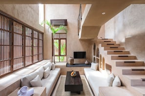 Biệt thự Junior, quang cảnh hồ bơi | Khu phòng khách | TV màn hình phẳng 50-inch có truyền hình cáp