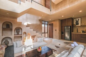 Biệt thự Junior, quang cảnh hồ bơi | Khu phòng khách | TV màn hình phẳng 50-inch có truyền hình cáp