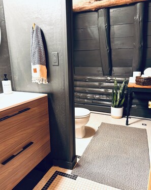 Tina de hidromasaje, secadora de cabello, toallas, jabón 