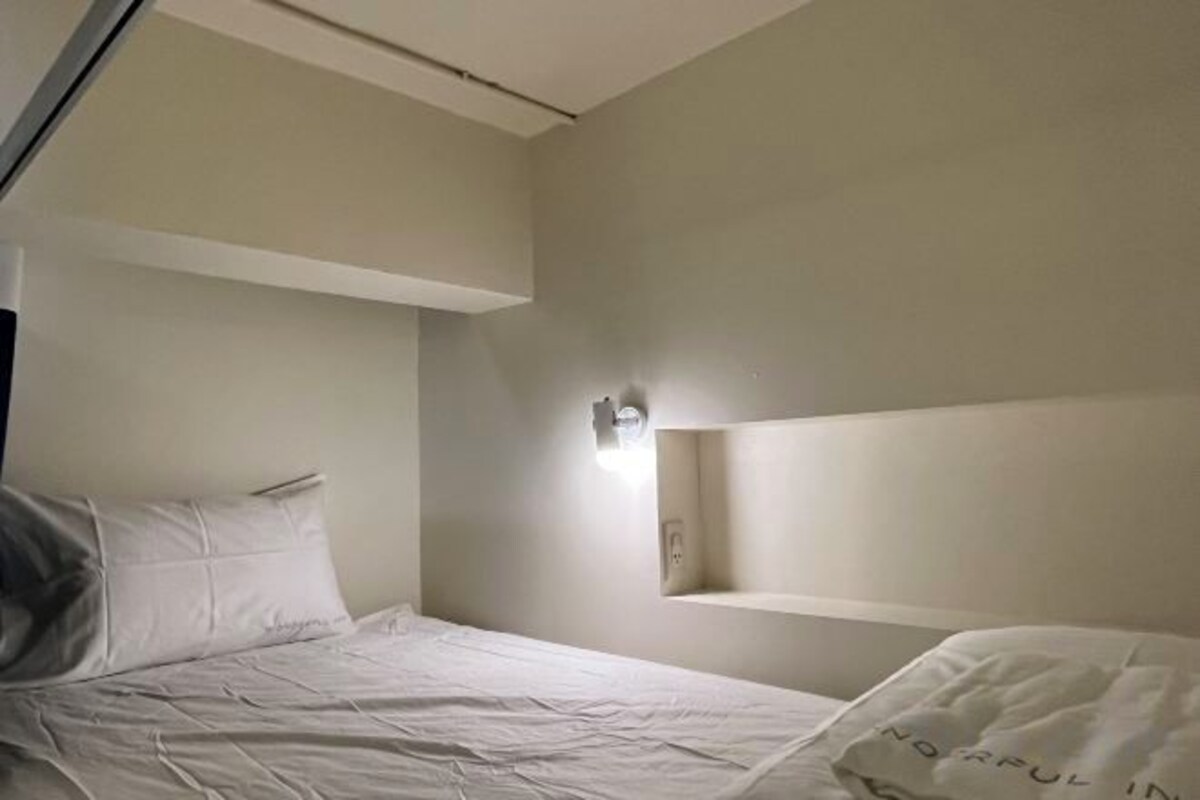 Roupas de cama premium, espaço de trabalho para notebook