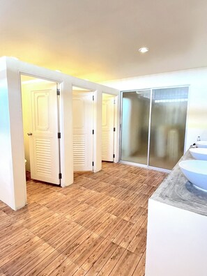 Shower, rainfall showerhead, free toiletries, hair dryer - Wonderful Inn (Pattaya)