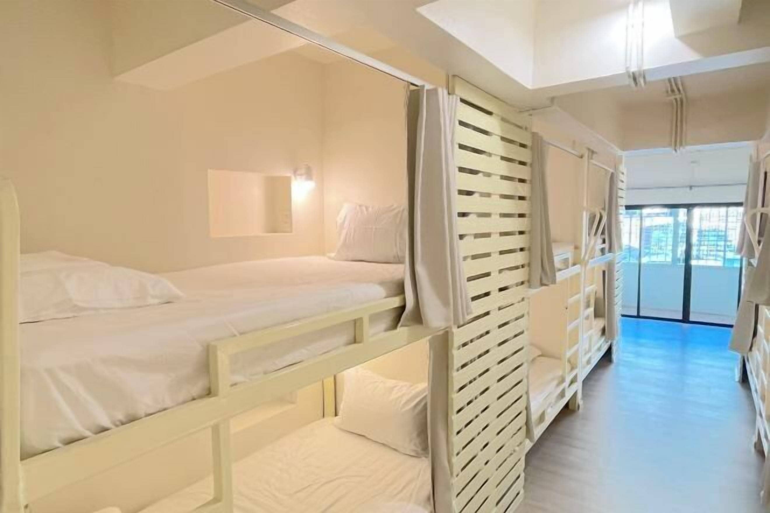 Roba de llit d'alta qualitat i espai de treball apte per a portàtils 