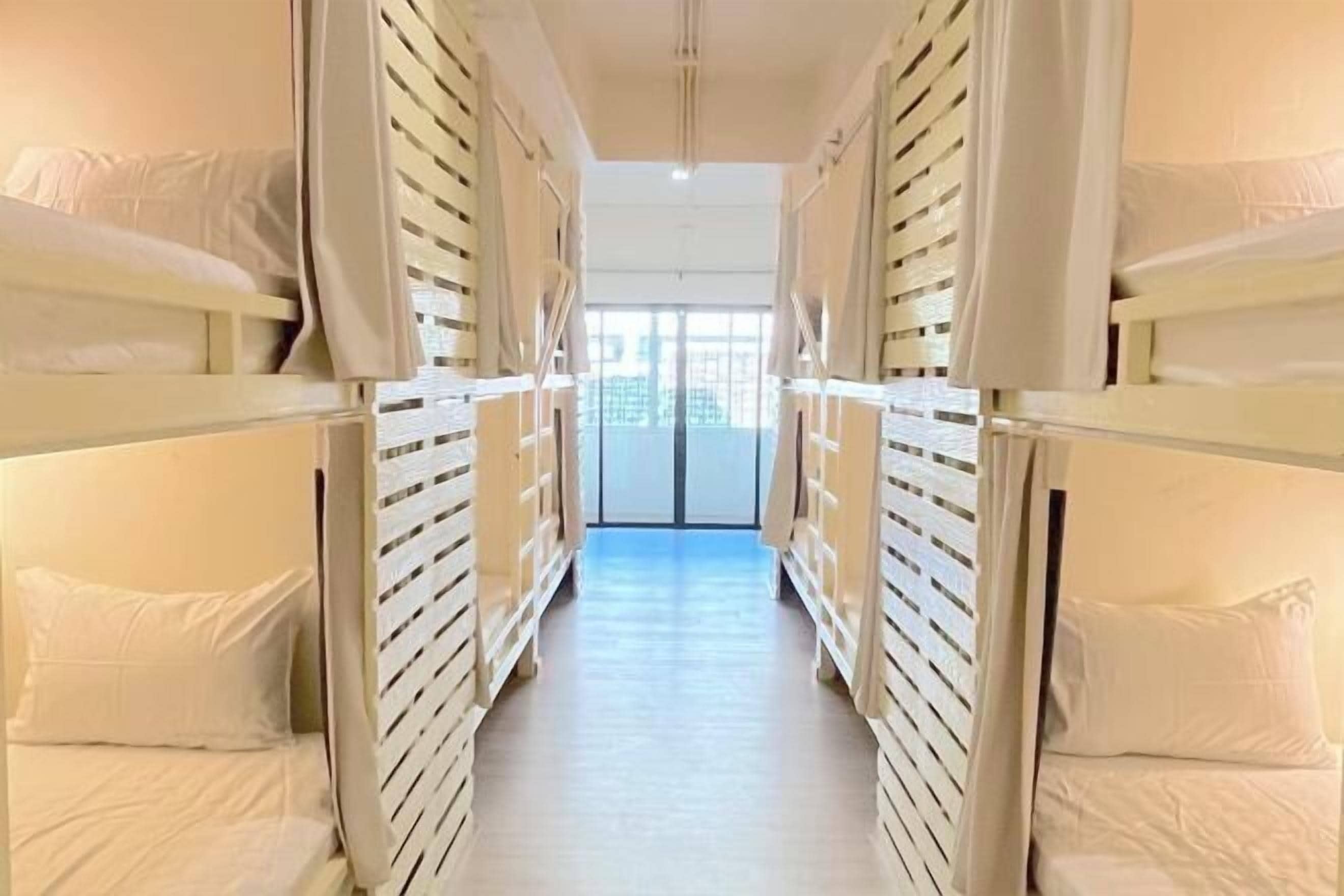 Roba de llit d'alta qualitat i espai de treball apte per a portàtils 