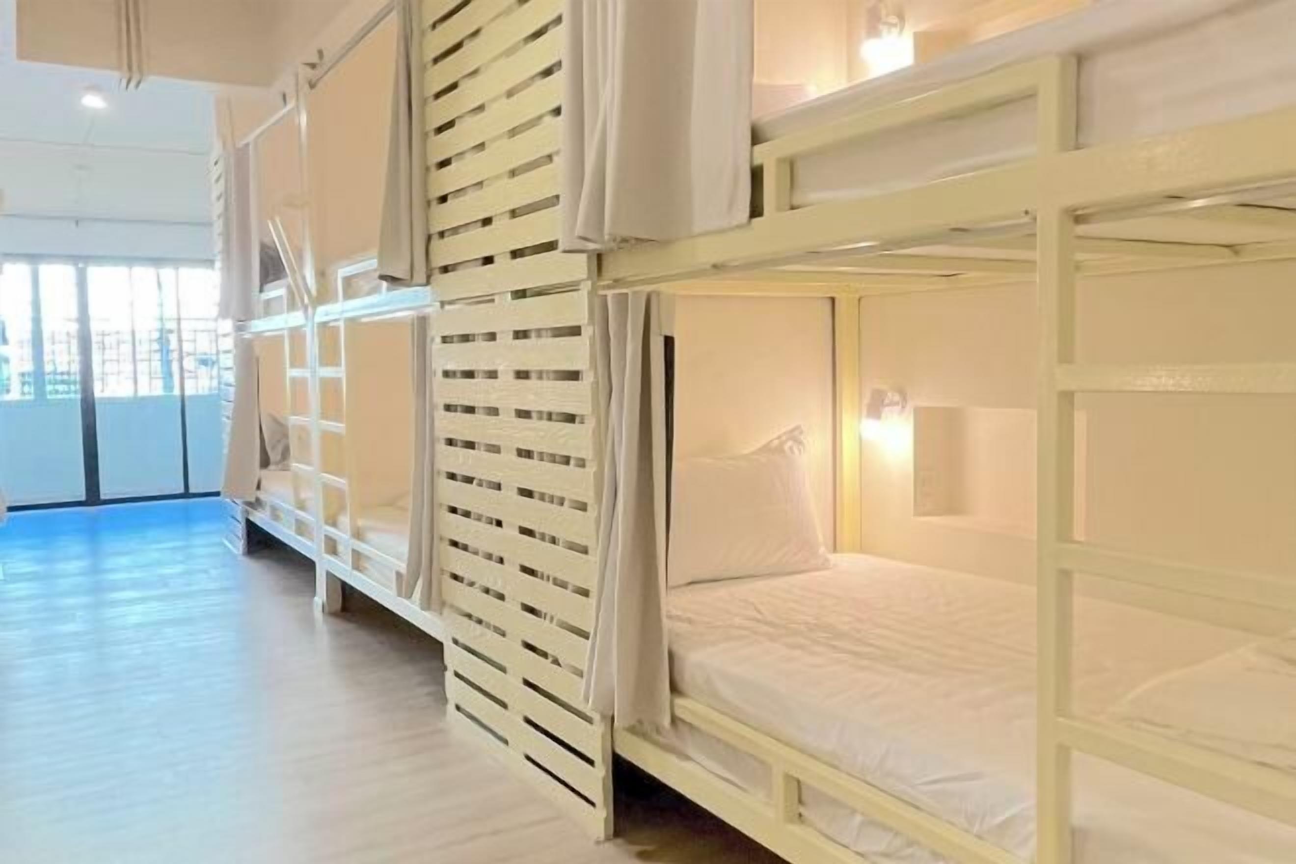 Roba de llit d'alta qualitat i espai de treball apte per a portàtils 