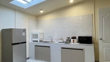 Tủ lạnh, lò vi sóng, bếp nấu, nồi cơm