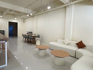 Lobby sitting area - Wonderful Inn (Pattaya)