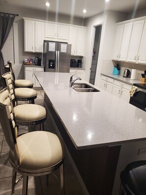 Microwave, oven, stovetop, dishwasher - Spacious 9-bedroom resort with WiFi, fitness room in quiet Kissimmee by Disney. (Kissimmee)