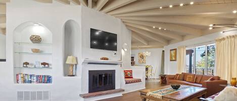 TV connectée, livres, écrans d'ordinateur