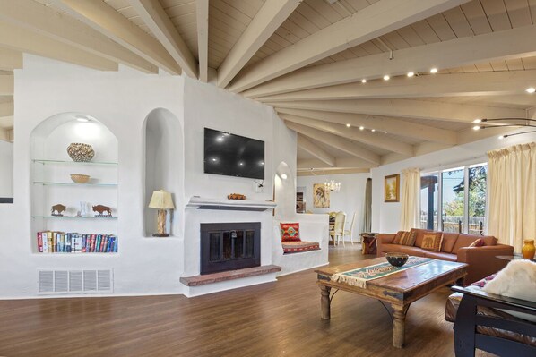 TV connectée, livres, écrans d'ordinateur