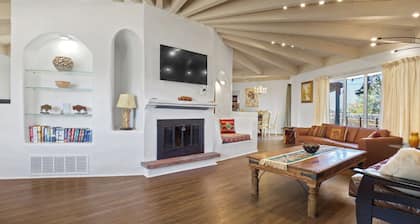 Taos Pine Home - A/C - Hot Tub - Private Courtyard - Prime Location
