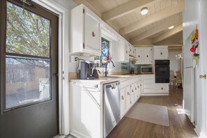 Réfrigérateur, micro-ondes, plaque de cuisson, lave-vaisselle