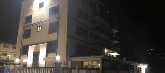 HOTEL MALLIKA COMPANY SL. 
In Freetown with WiFi, AC, Restaurant, Free Parking.