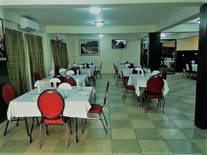 Dining - HOTEL MALLIKA COMPANY SL. 
In Freetown with WiFi, AC, Restaurant, Free Parking. (Freetown)