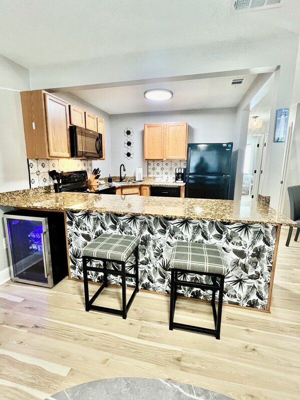 冷蔵庫、電子レンジ、オーブン、コンロ