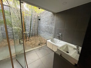 Standardvilla | Badeværelse | Bruser, brusehoved med spredningseffekt, gratis toiletartikler