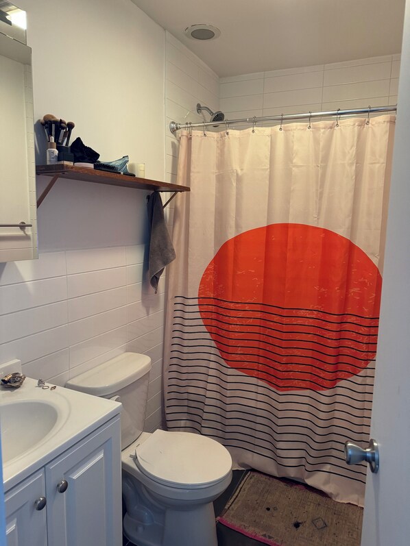 Toallas, jabón, papel de baño 