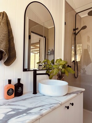 Séchoir à cheveux, serviettes fournies, savon, shampooing