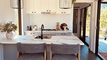 Oven, stovetop, coffee/tea maker, electric kettle