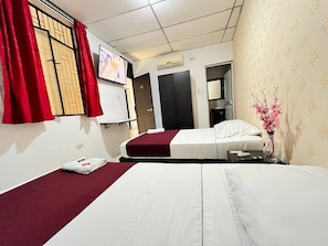 ห้องสแตนดาร์ดทวิน | โต๊ะทำงาน, พื้นที่ทำงานแบบใช้แล็ปท็อป, ห้องเก็บเสียง, เตารีด/โต๊ะรีดผ้า