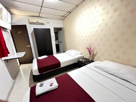 Standard Twin Room | Desk, laptop workspace, soundproofing, iron/ironing board