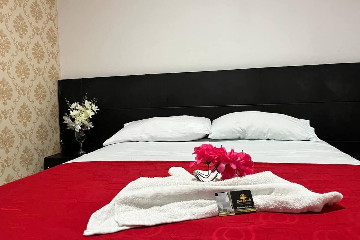 Standaard tweepersoonskamer, 1 queensize bed | Een bureau, een laptopwerkplek, geluiddichte muren