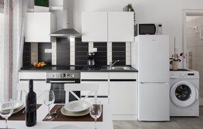 Kühlschrank, Mikrowelle, Ofen, Herdplatte