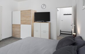 Travel cot, free WiFi, bed sheets