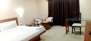 1 bedroom, desk