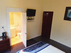 1 slaapkamer, een strijkplank/strijkijzer, gratis wifi, beddengoed
